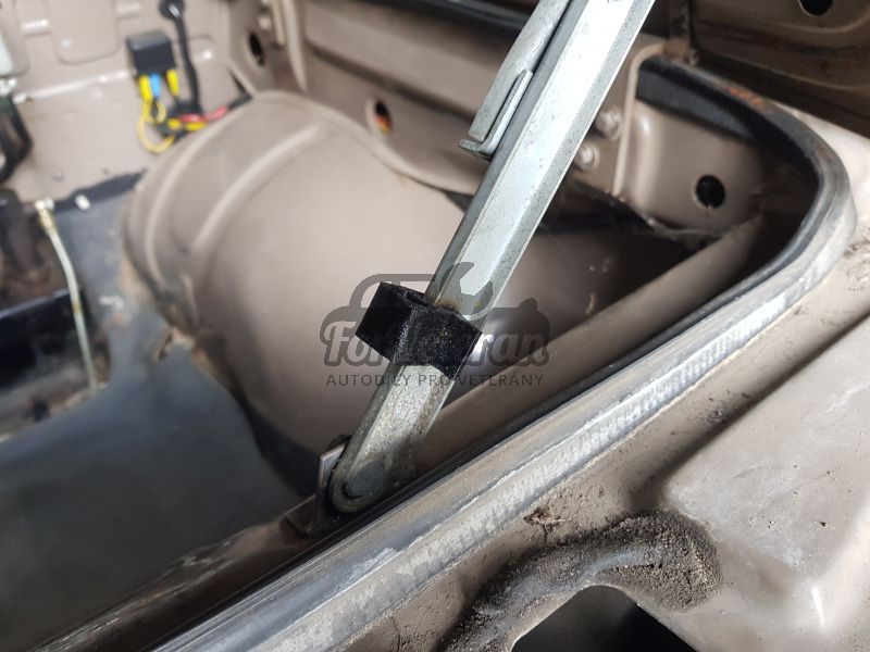 Doraz kapoty kufru ŠKODA 105, 120, 130, Rapid ; 113791820